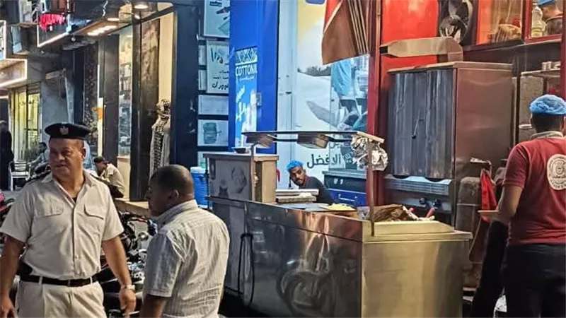 رئيس الوحدة المحلية يقود حملة إشغالات موسعة على المحال  التجارية بقنا|صور