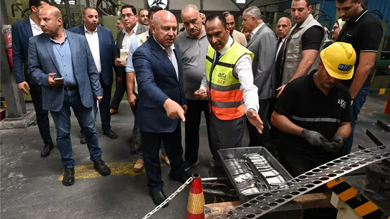 كامل الوزير يتفقد مصنع إنتاج أدوات المائدة بالإستانلس بمساحة 8000 متر
