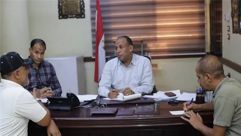 محلى نجع حمادي يؤكد علي رصف طريق المفارق وإنشاء حديقة عامة|صور