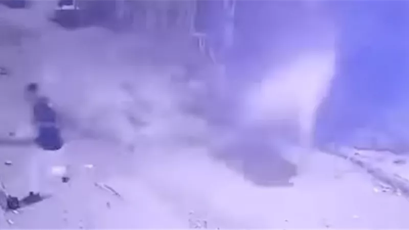 انهيار جزئي لعقار بالقباري والعناية الإلهية تنقذ شخصاً تصادف مروره أسفله