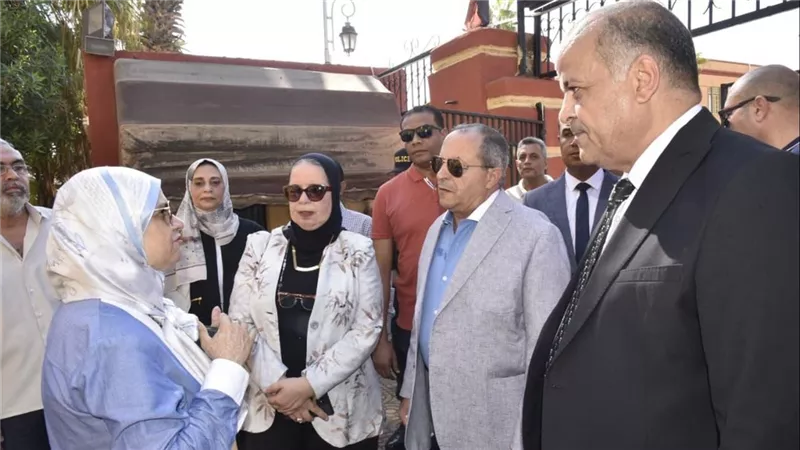 محافظ بورسعيد يوجه بسرعة تسليم الكتب الدراسية قبل بدء العام الدراسي الجديد