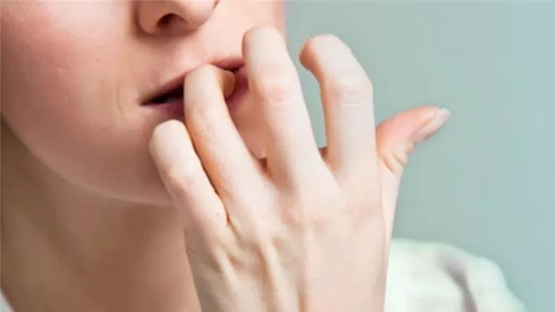 قضم الأظافر ليس دائمًا عادة سيئة..دراسة تكشف جوانب إيجابية غير متوقعة
