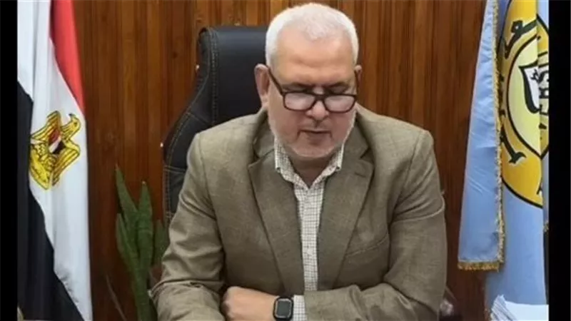 بالفيديو.. لحظة مؤثرة لوالدة الطالب الأول بأصول الدين تكشف سرًا لعميد الكلية