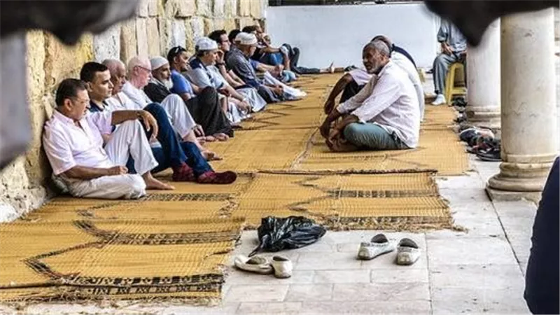 هل يجوز اجتماع بعض الأشخاص في المسجد للذكرالجماعي ؟