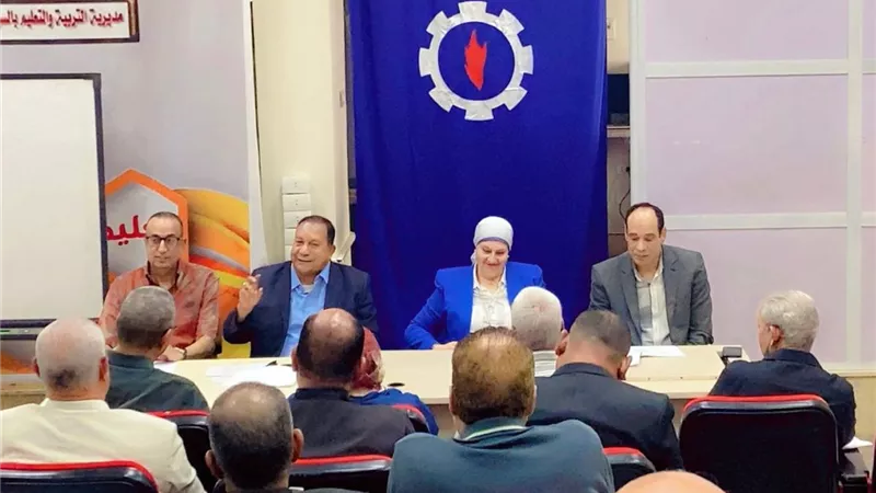 استعدادًا للعام الدراسي الجديد.. وكيل تعليم السويس يجتمع مع مجلس الأمناء