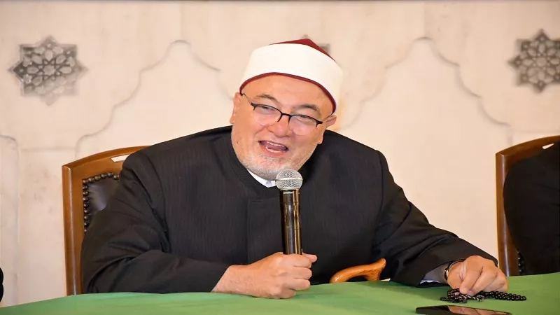 خالد الجندي: القبور والأضرحة للزيارة والدعاء لا لطلب الحوائج
