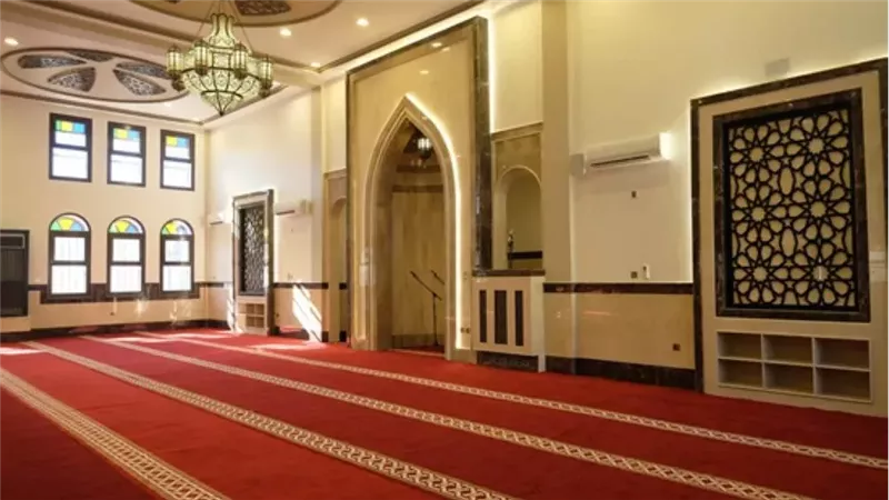 ما حكم الاستماع إلى قراءة القرآن من الراديو في المسجد؟