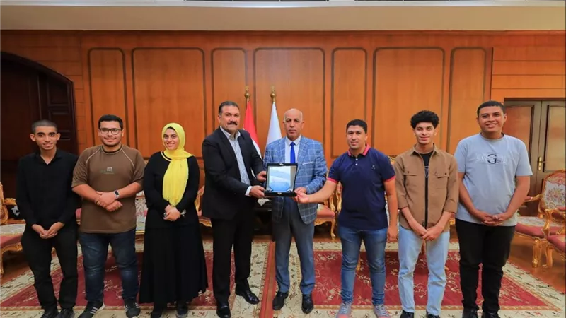 رئيس جامعة كفر الشيخ يكرم طلابه الفائزين بالمركز الثاني في ريادة الأعمال
