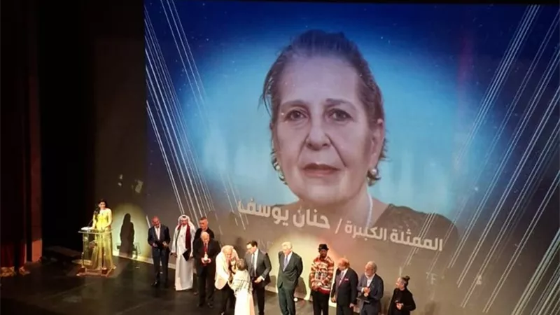 بالشال الفلسطيني.. لحظة تكريم حنان يوسف بمهرجان القاهرة الدولي للمسرح التجريبي