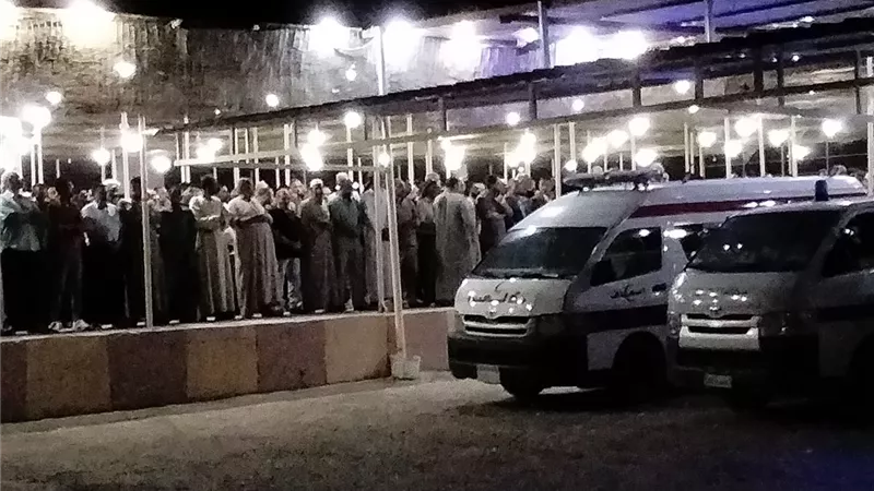 صور.. السويس والإسماعيلية يشيّعون جثامين ضحايا انفجار مجمع بلوف الغاز