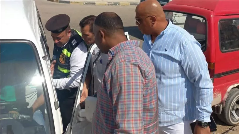 حملة على سائقى الميكروباص بشارع فيصل بسبب تقطيع المسافة والمغالاة فى الأجرة 