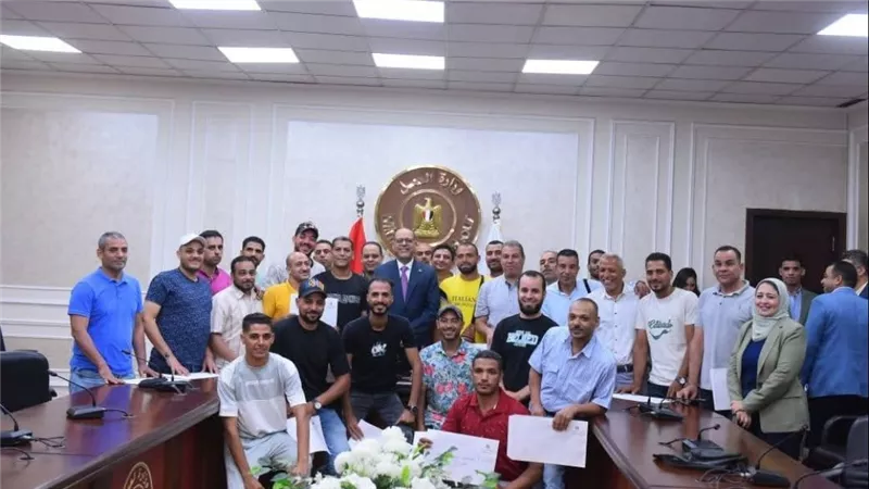 وزير العمل يُسلم عقود لشباب للعمل في دولة الإمارات والبوسنة والهرسك