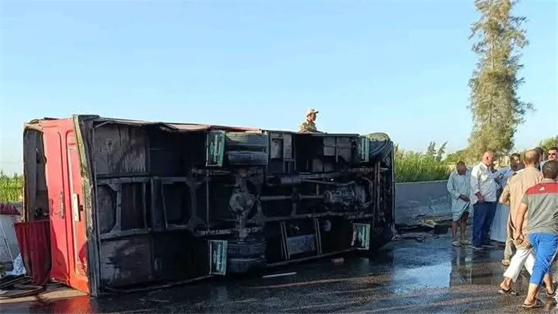 كانوا رايحين شغلهم.. إصابة 19 شخصا في انقلاب أتوبيس عمال مصنع بقنا