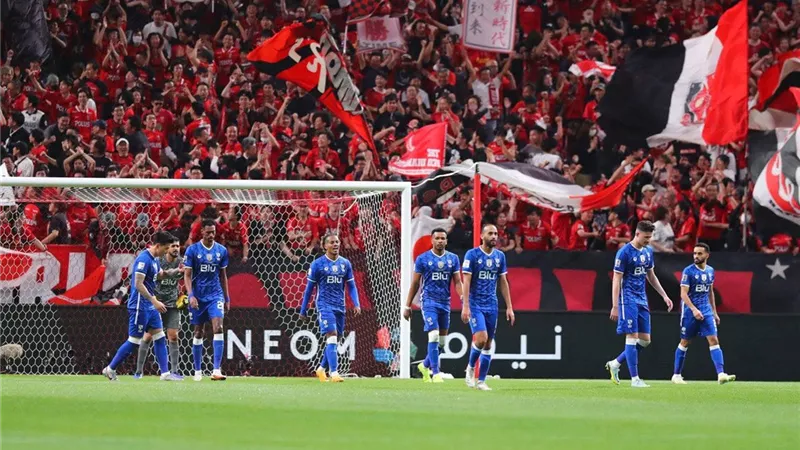 الهلال يبدأ مفاوضات رسمية مع ليون للتعاقد مع الحارس الفرنسي «باتويليت»