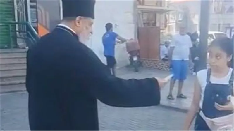 قس يوزع حلوى المولد النبوي بالغردقة ويوجه رسالة للشعب المصري |فيديو