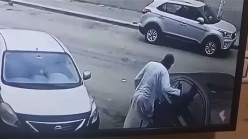 الأمن يفحص مقطع فيديو لشخص يكسر زجاج سيارة ويستولى على حقيبة أموال 