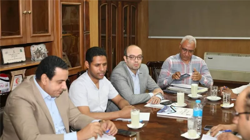 رئيس جامعة جنوب الوادي يتفقد مركز الاختبارات الإلكترونية في قنا