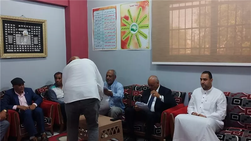 النائب مصطفي بكري وسط أهالي بلدته لتوزيع شنط وحلوى المولد النبوي