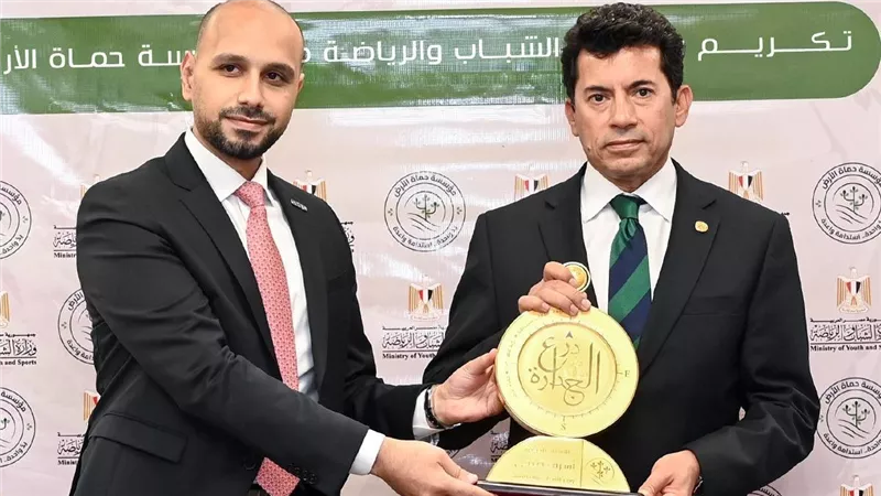 منح أشرف صبحي درع الجدارة لإطلاقه الاستراتيجية الوطنية للشباب والرياضة