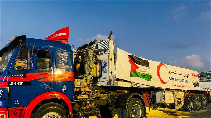 الهلال الأحمر يدفع نحو 2700 طن مساعدات غذائية وإغاثية عبر قافلة «زاد العزة» 