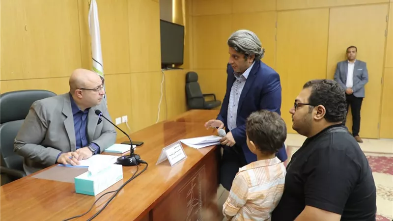 محافظ بني سويف يوجه بصرف إعانة عاجلة لسيدة من الأسر الأولى بالرعاية