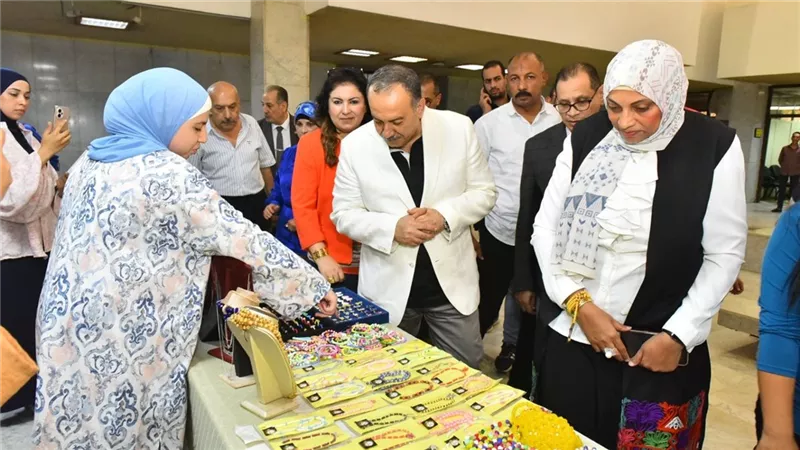 محافظ أسيوط يتفقد معرض 