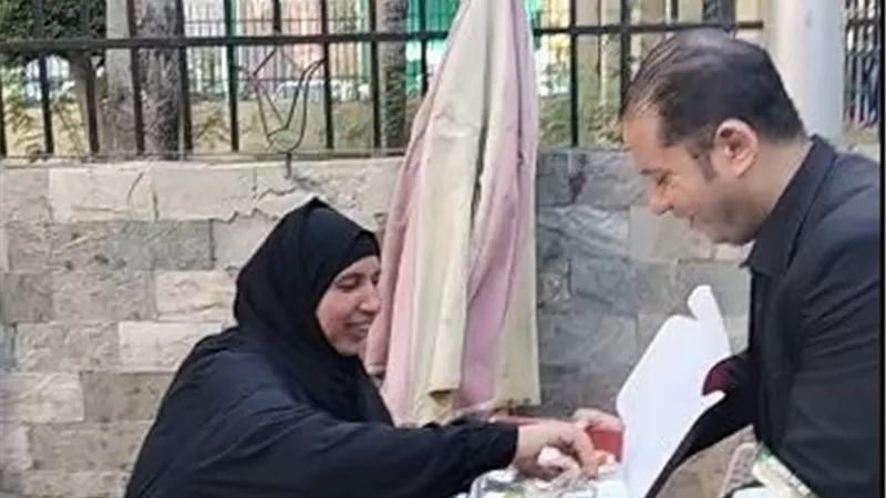 قبطي يوزع الحلوى احتفالًا بالمولد النبوي في مشهد يجسد روح التسامح بمصر