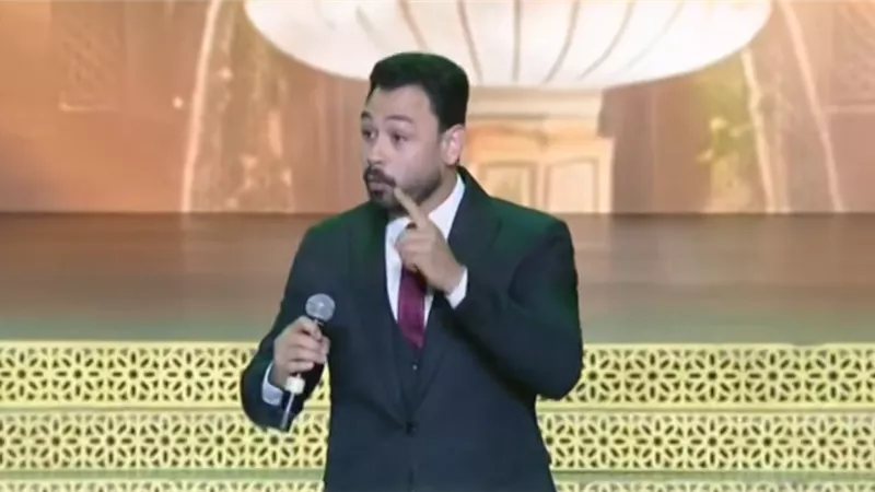 الشاعر فارس قطرية يقدم قصيدة في المديح خلال احتفالية المولد النبوي