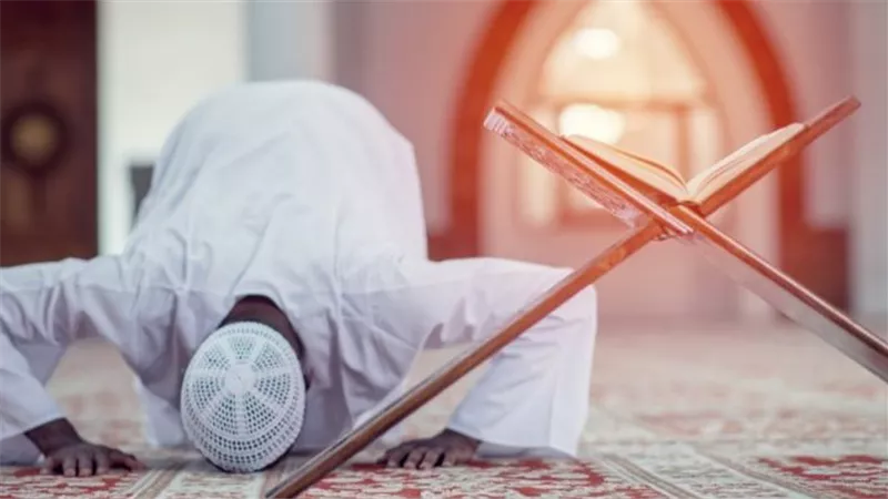 ما حكم سجود السهو في حالة نسيان التسبيح؟.. أمين الفتوى يجيب 