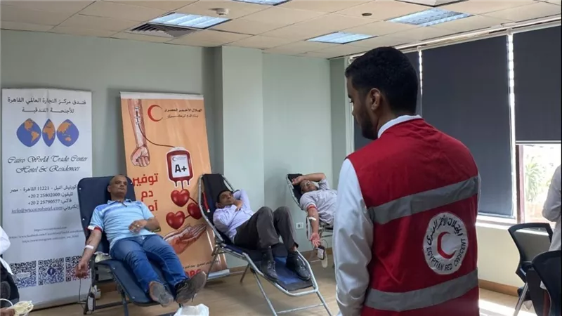 الهلال الأحمر ينظم حملة تبرع بالدم لموظفي فندق مركز التجارة العالمي 