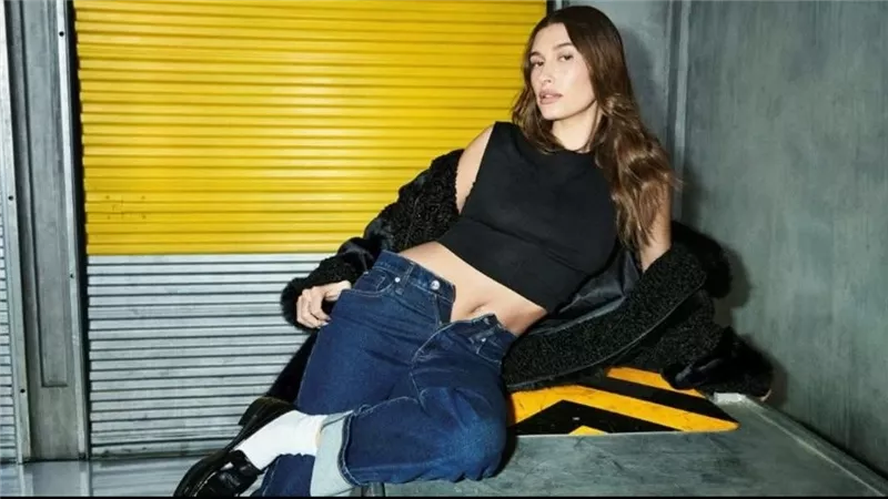 العارضة العالمية هايلي بيبر في تعاون فريد مع علامة DKNY