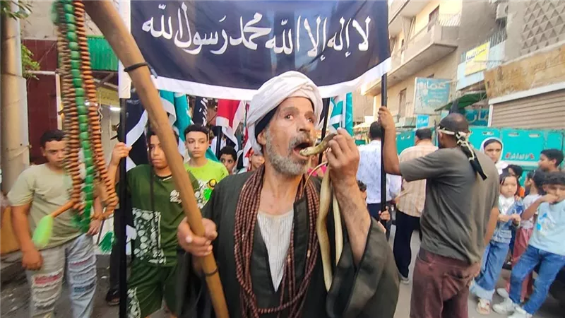 استخدم الثعبان خلال احتفال المولد.. قرار صارم لـ الرفاعية ضد أحد أتباعها