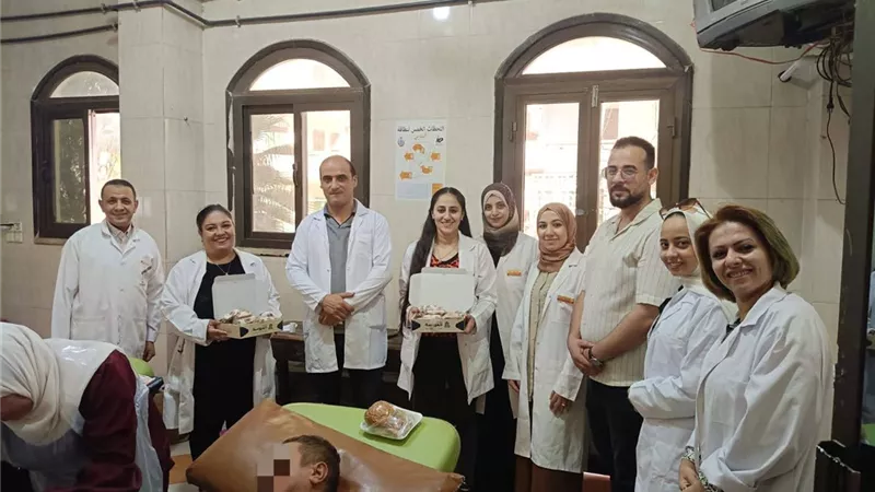 لفتة إنسانية بمستشفى طهطا: توزيع حلوى المولد على مرضى الغسيل الكلوي