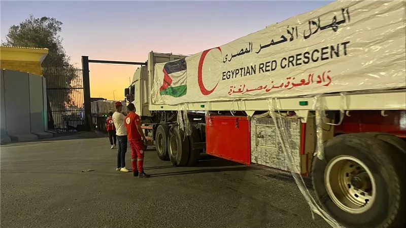 الهلال الأحمر يدفع نحو 2750 طن مساعدات غذائية وإغاثية عبر قافلة «زاد العزة» 
