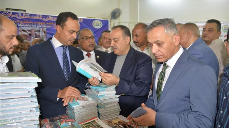 محافظ أسيوط يفتتح معرضًا للمستلزمات المدرسية المخفضة