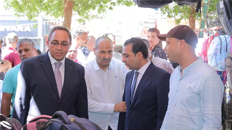 محافظ قنا يفتتح معرض 