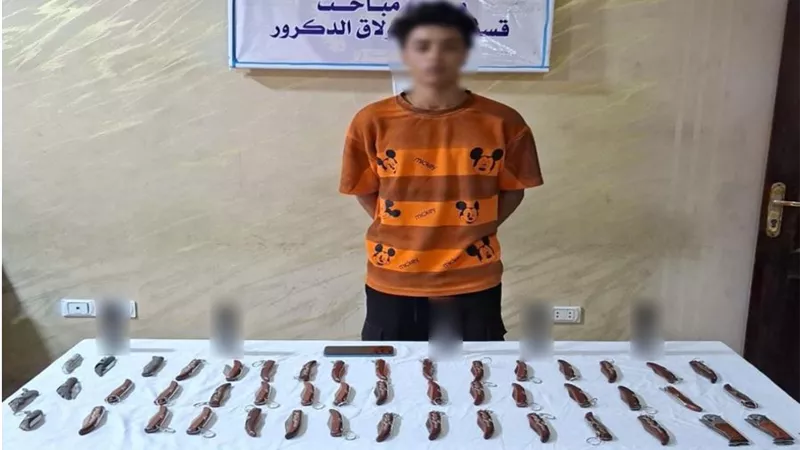 شاب يروج لبيع الأسلحة ببولاق الدكرور.. والأمن يضبط بحوزته 47 قطعة
