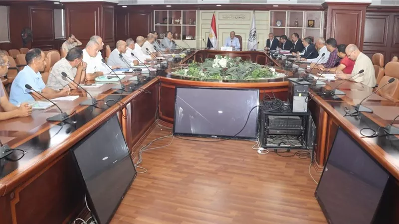 سكرتير عام بنى سويف يُناقش مستجدات ملف تقنين أراضى  أملاك الدولة