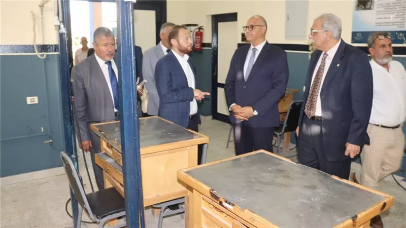 محافظ القليوبية يتفقد مدرسة 