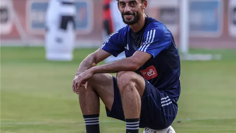 بعد غيابه في عهد ريبيرو.. عبد القادر يظهر مجددًا بمران الأهلي الجماعي