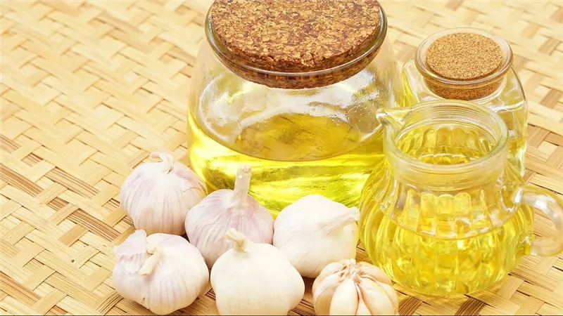 زيت الثوم..تركيبة طبيعية مذهلة لراحة القدمين وصحة الجسم والاسترخاء 