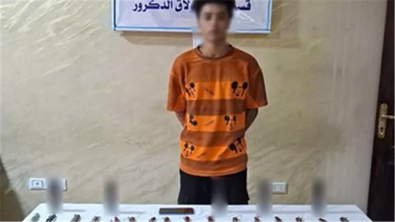 النيابة تباشر التحقيق مع شاب لاتهامه بالترويج لبيع الاسلحة البيضاء ببولاق 