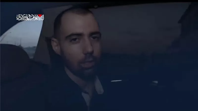 محتجز إسرائيلي: اعتقدنا أننا رهائن عند حماس لكن الحقيقة أننا أسرى لدى حكومتنا