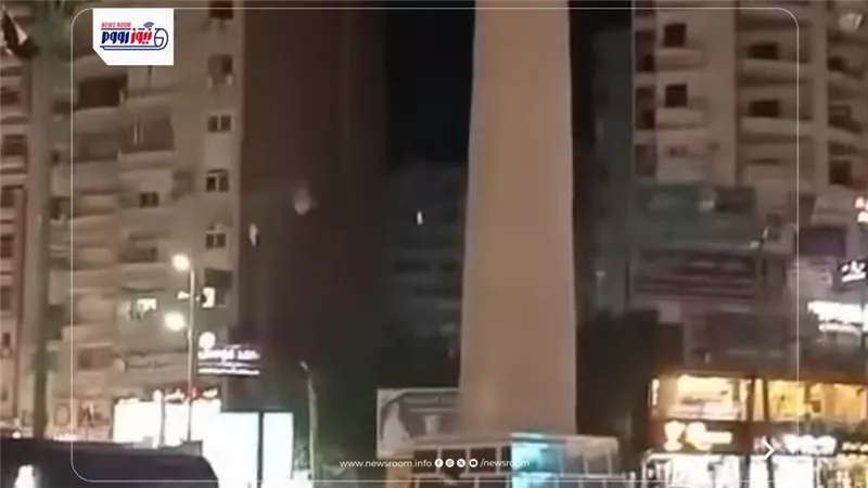 مقطع يثير الجدل.. شاب يدعو لصديقه من ميدان المسلة بالفيوم