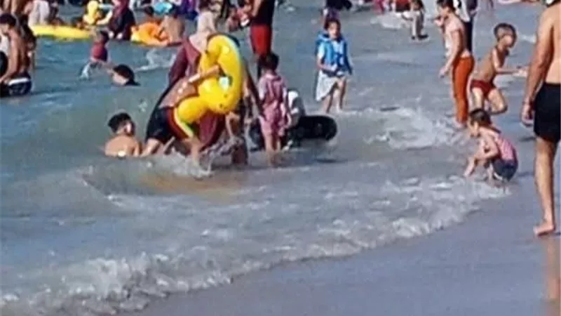 أول جمعة من سبتمبر.. شواطئ الإسكندرية تشهد إقبالًا ومخالفات تحت الرقابة