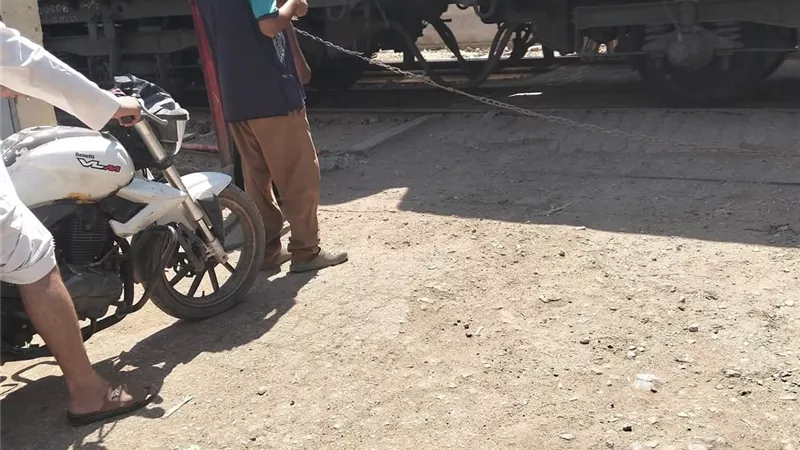 عامل مزلقان ينقذ شابا من ذوى الاحتياجات الخاصة من الموت المحقق بالعياط