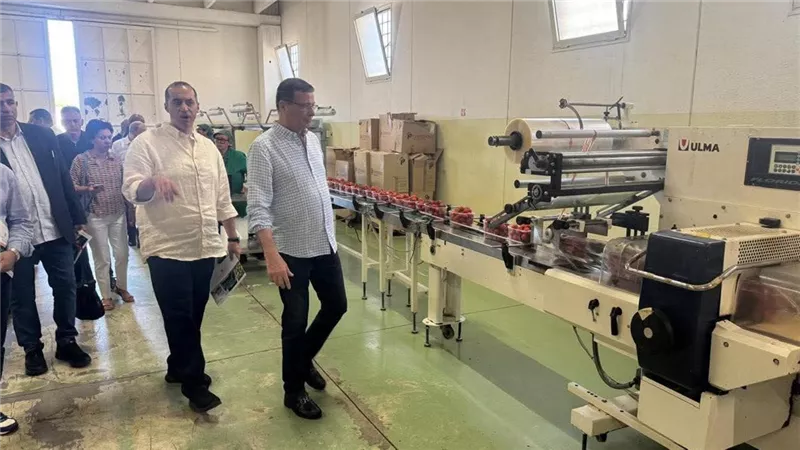 وزيرا الزراعة والشؤون النيابية يتفقدان محطة تعبئة في منطقة بولونيا بإيطاليا