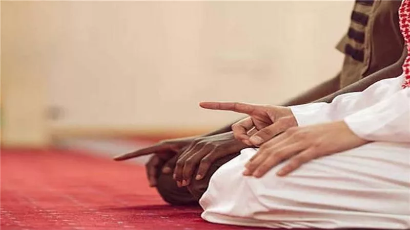 ما حكم اقتداء المصلي فرضًا بالإمام الذي يصلي نافلة؟.. الإفتاء توضح