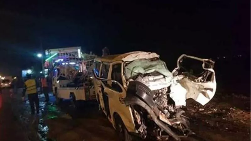 مصرع وإصابة 10 أشخاص إثر انقلاب ميكروباص أعلى طريق سفاجا قنا