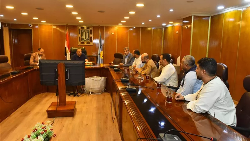 محافظ أسيوط يطلق حزمة مبادرات لدعم الفلاحين وتنمية مشروعات الثروة الداجنة 